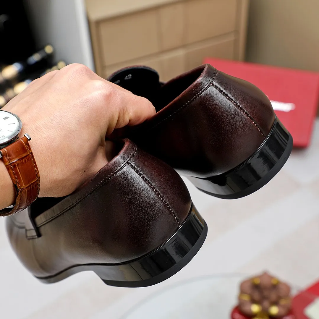Men's shoes 💰460 🔥Ferragamo's new men's casual slip-on shoes🇨🇳Official website original 1:1 mold, original quality💯Fine workmanship, high-end luxury☘The upper is made of imported Italian first-layer cowhide🌴Luxurious water dyeing🐂Leather lining🍓Rubber wear-resistant and non-slip outsole, breathable and comfortable to wear🍍The first choice for high-grade men, 5 colors available! Code number 38-44 (45.46. Customized)